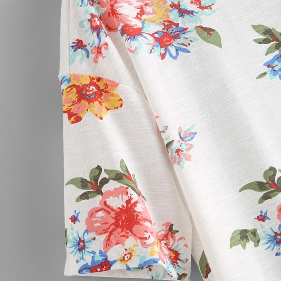 FINAL SALE🆕🌿FLORAL BOUTIQUE TOP🌿 - Picture 2 of 4